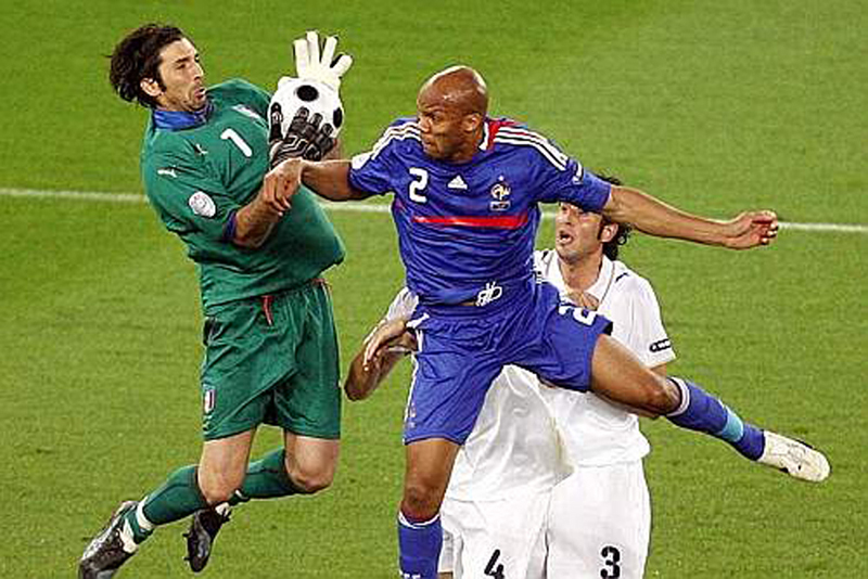 Euro 2008 (20).jpg - Italian goalkeeper  Gianluigi Buffon (L) catches a ball while challenged by French defender Jean-Alain Boumsong (C) next to Italian defenders Giorgio Chiellini and Fabio Grosso (R) during the Euro 2008 Championships Group C football match France vs. Italy on June 17, 2008 at the Letzigrund stadium in Zurich. Italy leads 1-0.